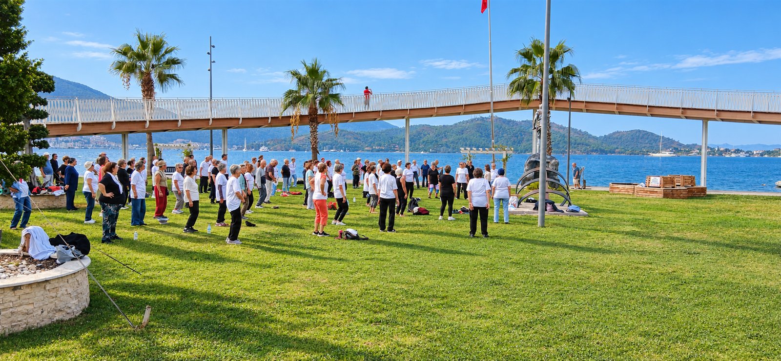 Fethiye’de deniz kıyısındaki yeşil alanda birlikte spor yapan SAYAP katılımcıları